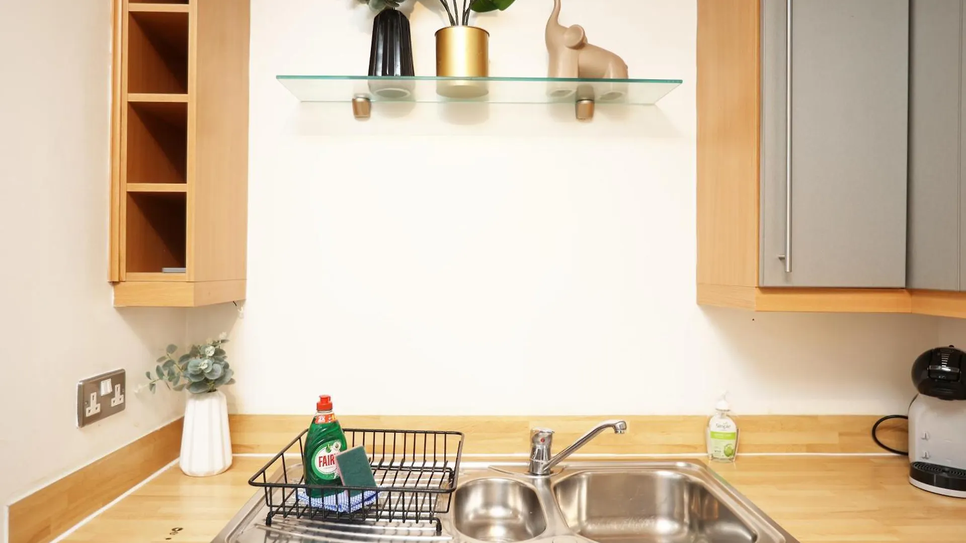 Queen Street Executive Apartment By N And N Stays, Close To City Centre, Restaurants And Shops, Secure Private Parking, Perfect Location While Visiting Cardiff For Work Or A Short Break