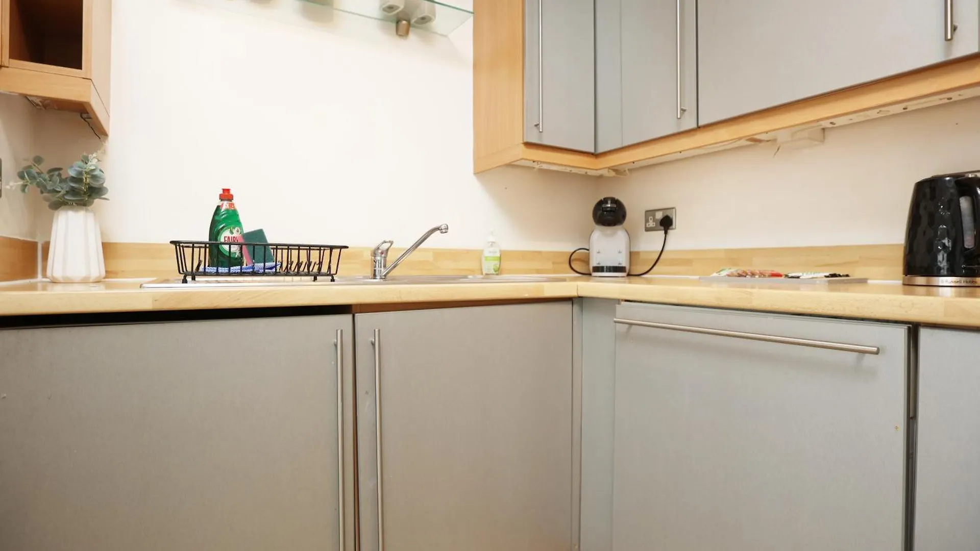 Queen Street Executive Apartment By N And N Stays, Close To City Centre, Restaurants And Shops, Secure Private Parking, Perfect Location While Visiting Cardiff For Work Or A Short Break