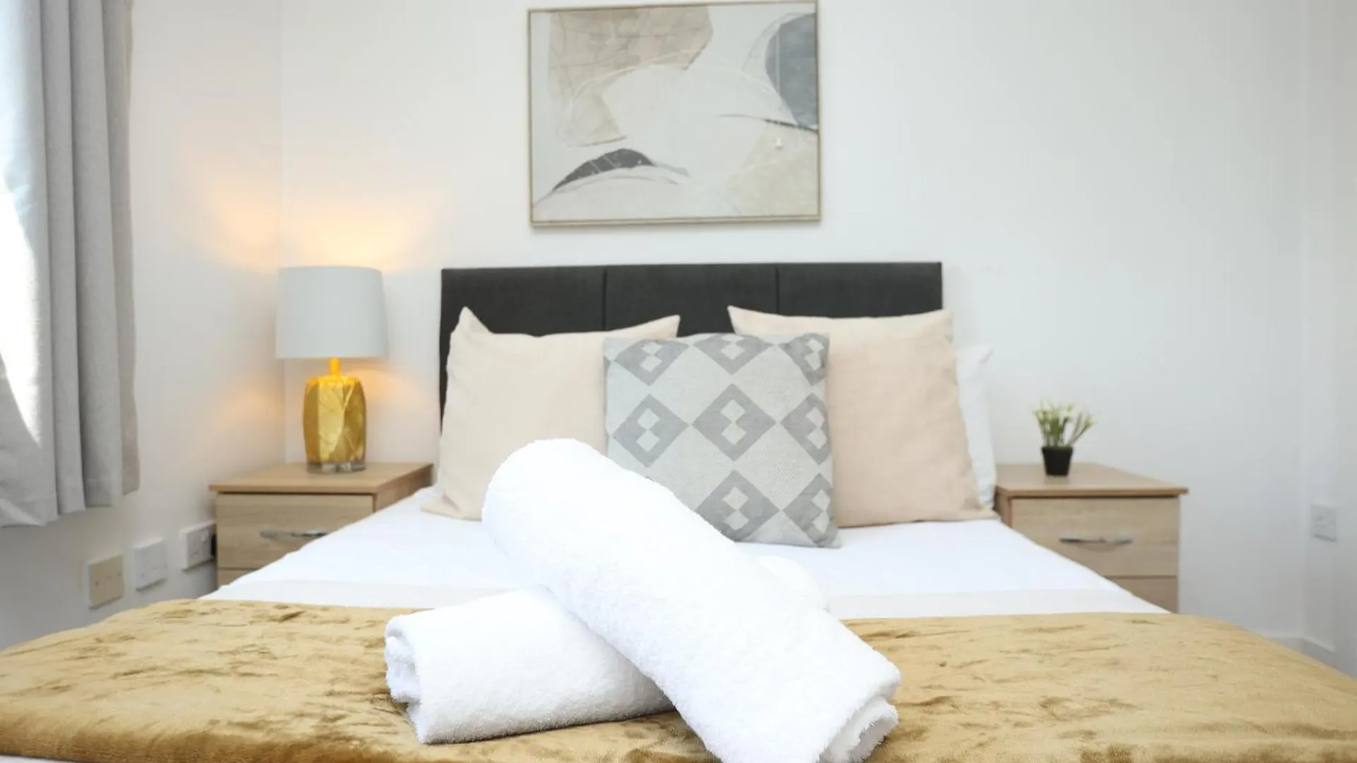 Queen Street Executive Apartment By N And N Stays, Close To City Centre, Restaurants And Shops, Secure Private Parking, Perfect Location While Visiting Cardiff For Work Or A Short Break