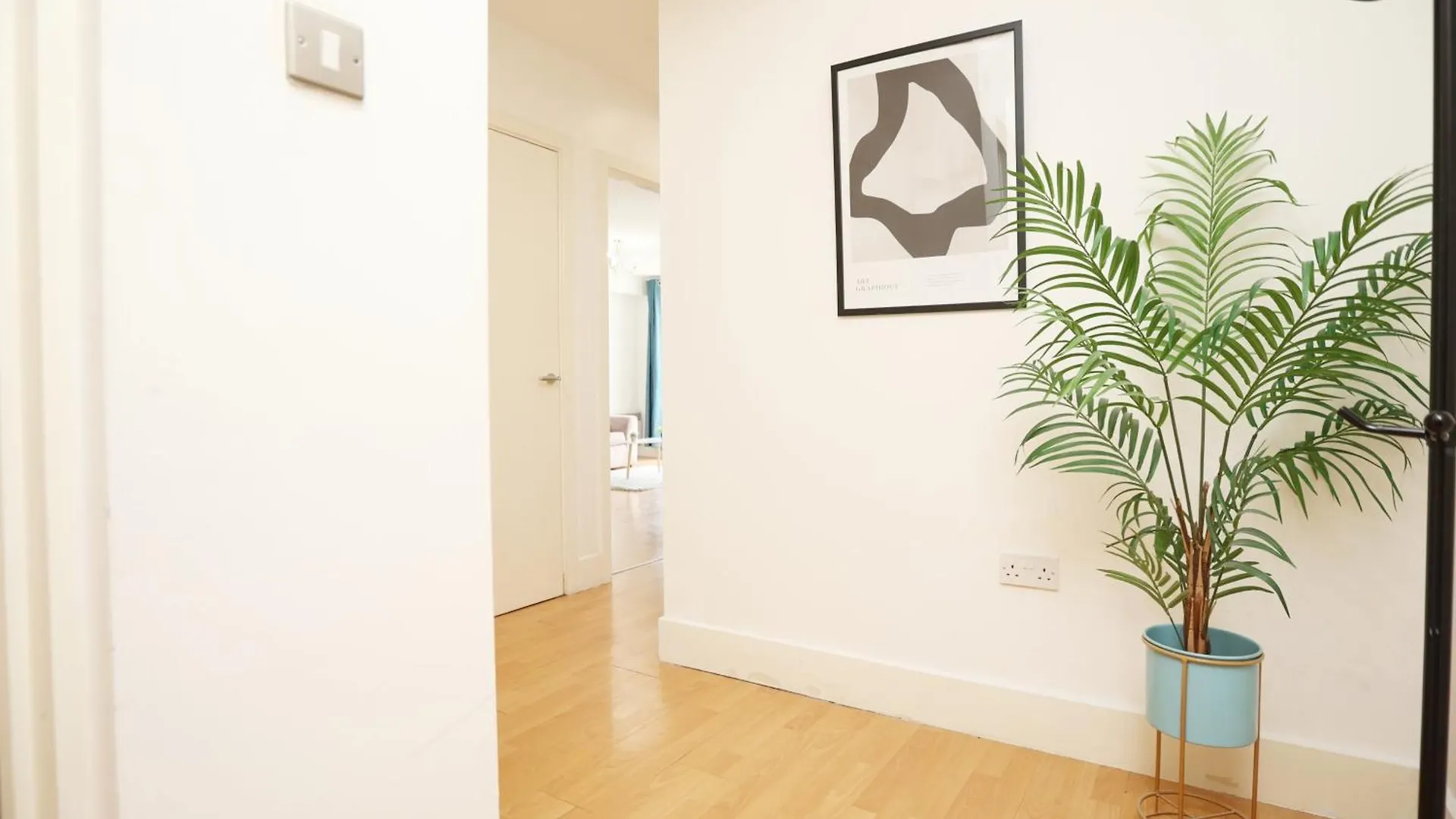 Queen Street Executive Apartment By N And N Stays, Close To City Centre, Restaurants And Shops, Secure Private Parking, Perfect Location While Visiting Cardiff For Work Or A Short Break