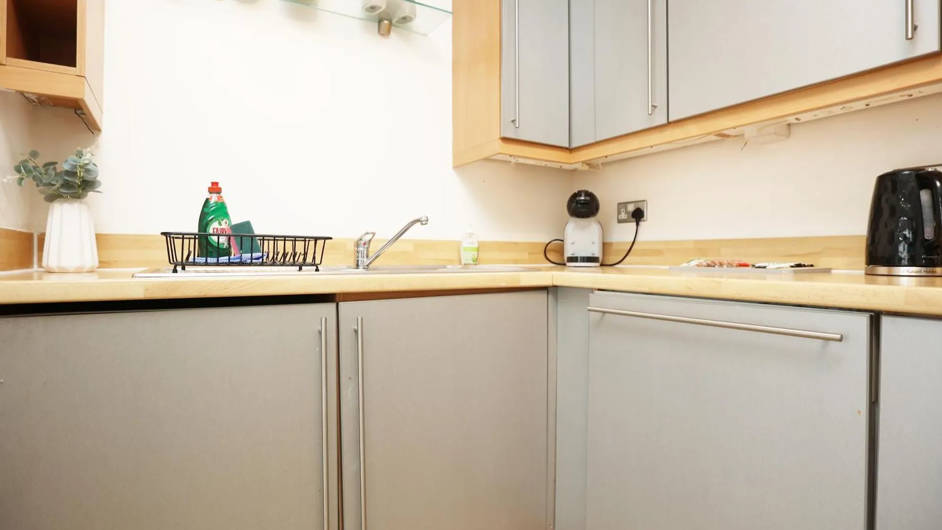 Queen Street Executive Apartment By N And N Stays, Close To City Centre, Restaurants And Shops, Secure Private Parking, Perfect Location While Visiting Cardiff For Work Or A Short Break 0*,