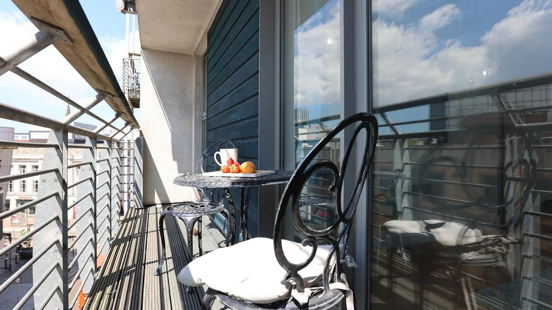 Queen Street Executive Apartment By N And N Stays, Close To City Centre, Restaurants And Shops, Secure Private Parking, Perfect Location While Visiting Cardiff For Work Or A Short Break