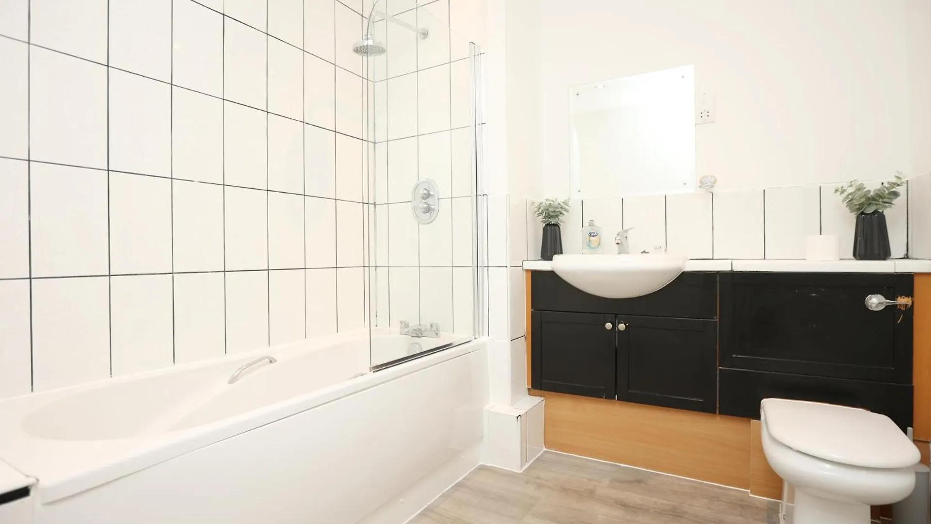 Queen Street Executive Apartment By N And N Stays, Close To City Centre, Restaurants And Shops, Secure Private Parking, Perfect Location While Visiting Cardiff For Work Or A Short Break