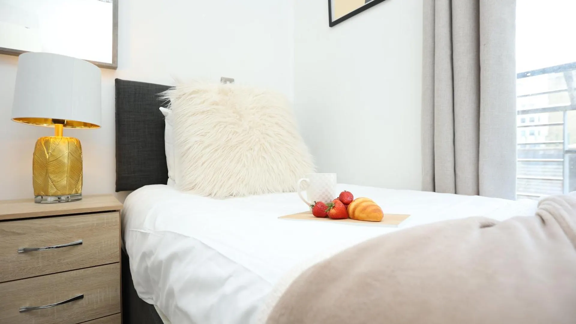 Queen Street Executive Apartment By N And N Stays, Close To City Centre, Restaurants And Shops, Secure Private Parking, Perfect Location While Visiting Cardiff For Work Or A Short Break Reino Unido