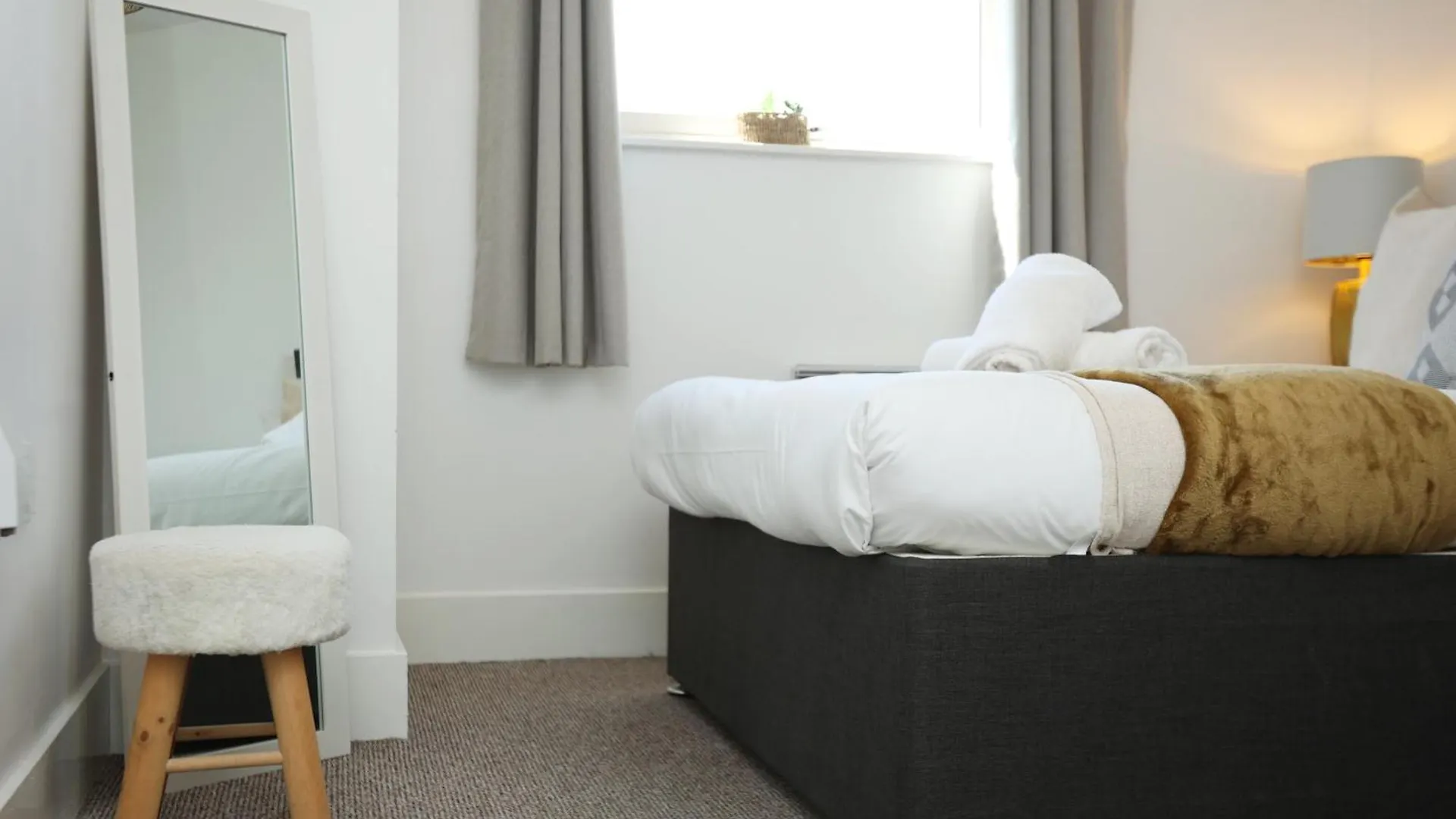 Queen Street Executive Apartment By N And N Stays, Close To City Centre, Restaurants And Shops, Secure Private Parking, Perfect Location While Visiting Cardiff For Work Or A Short Break