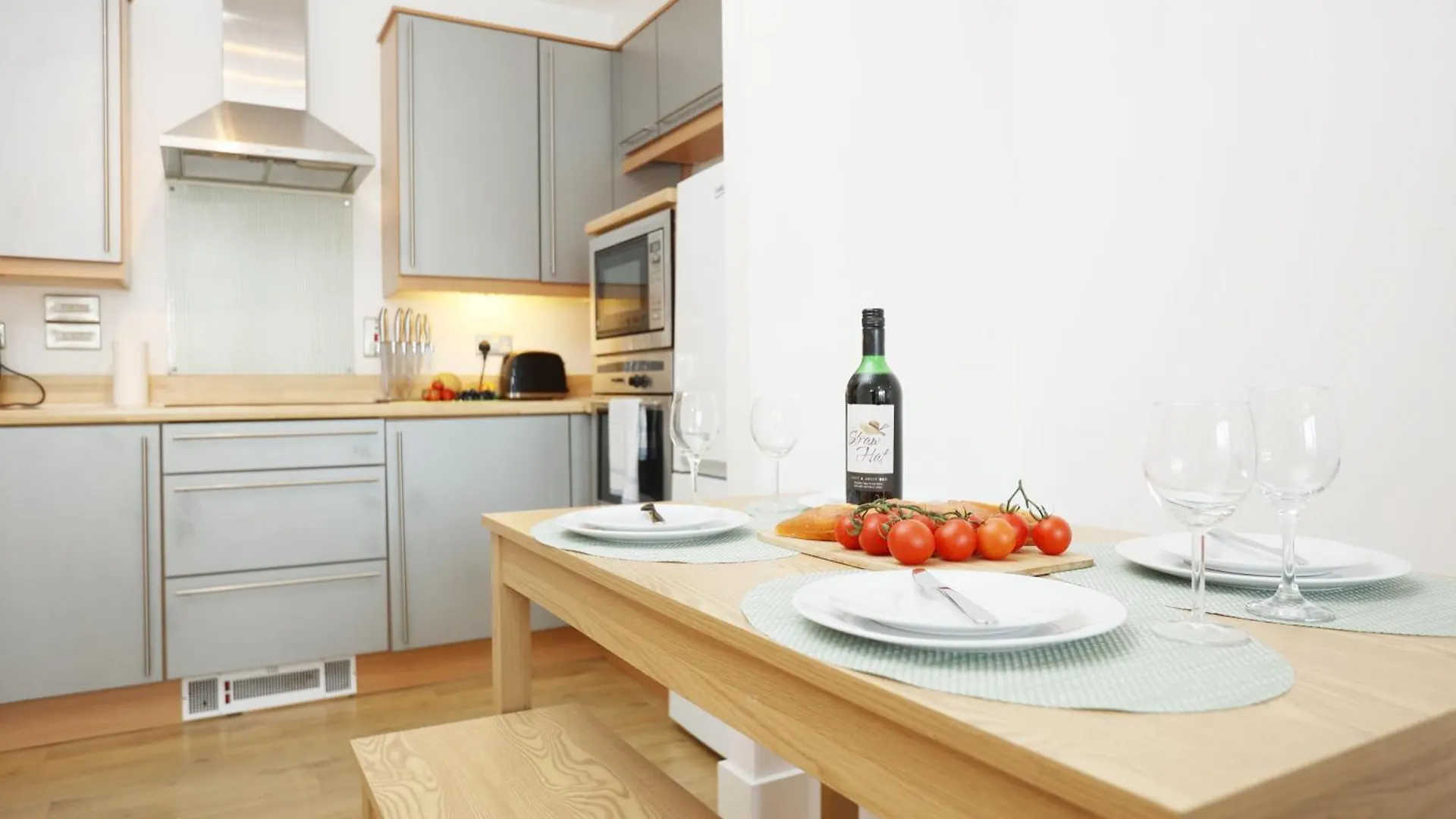 Queen Street Executive Apartment By N And N Stays, Close To City Centre, Restaurants And Shops, Secure Private Parking, Perfect Location While Visiting Cardiff For Work Or A Short Break